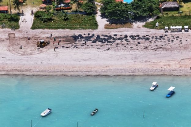 Manchas de petróleo en una playa de Brasil