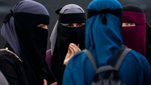 Imagem mostra quatro mulheres vestindo niqab, véu islâmico que é usado sobre o rosto e que deixa apenas os olhos à mostra