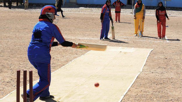Afghan girls playing cricket