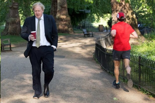 بوریس جانسون، نخست وزیر بریتانیا در حال قدم زدن در پارکی در مرکز لندن