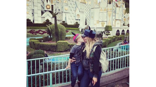 Nyota wa filamu kutoka nchini Marekani Hilary Duff pia alipokea matusi mwaka uliopita baada ya kupigwa picha akimpiga busu mwanawe wa kiume katika eneo la Disneyland California.