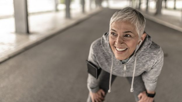 Retrato de una mujer atlética tras hacer deportes.