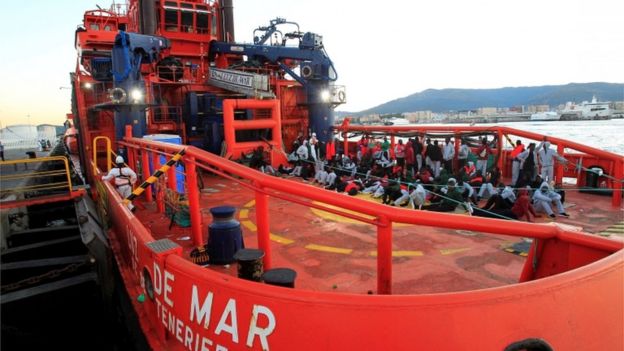 قارب يقل لاجئين يصل إلى السواحل الأسبانية