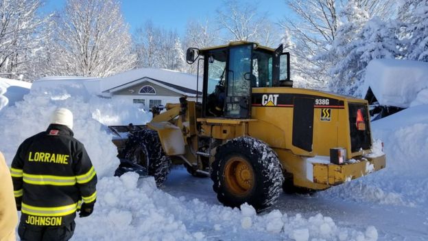 வரலாறு காணாத பனியால் முடங்கி போன அமெரிக்கா மற்றும் கனடா
