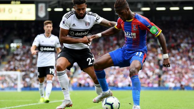 Cyrus Christie de Fulham en lutte avec Wilfried Zaha de Crystal Palace.
