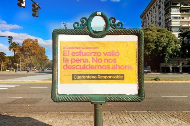 Un cartel que promueve la cuarentena