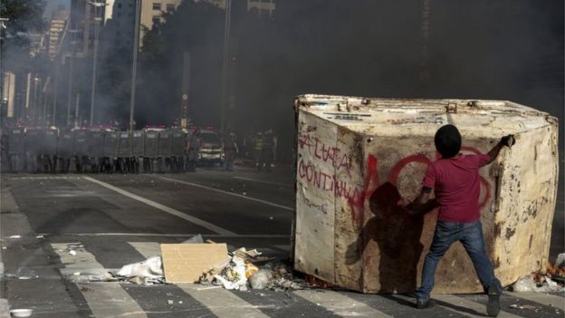 Manifestante lança objeto contra policiais em SP