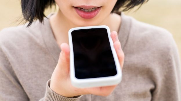 Mujer hablando con su móvil