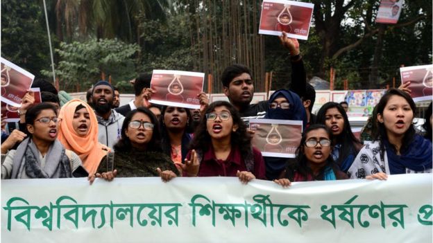 ঢাকা বিশ্ববিদ্যালয়ের ছাত্রী ধর্ষণের ঘটনায় সাধারণ শিক্ষার্থীদের প্রতিবাদ।