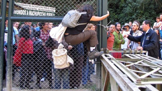 Protes di Machu Pichu 25 Juli 2011 karena adanya pembatasan penjualan tiket.