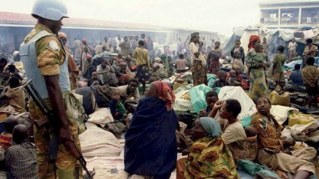 قوات حفظ السلام على مدخل معسكر كيبيهو للاجئين في رواندا
