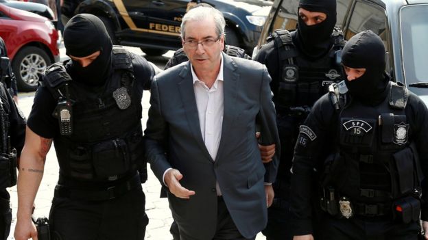 Eduardo Cunha sendo escoltado por policiais federais