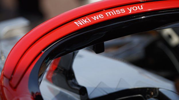 Hamilton has a tribute to Niki Lauda written on his halo device