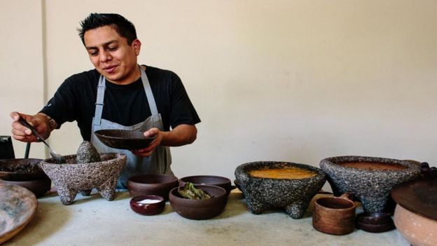 O chef Ricardo Arellano preparando um prato