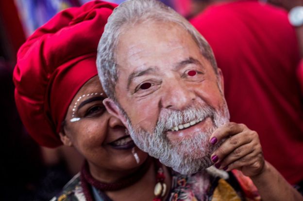 Mujer con máscara de Lula.