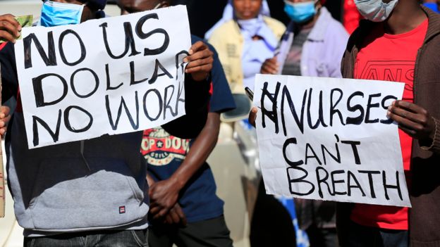 Des infirmières manifestent devant l'hôpital central de Harare en juillet 2020