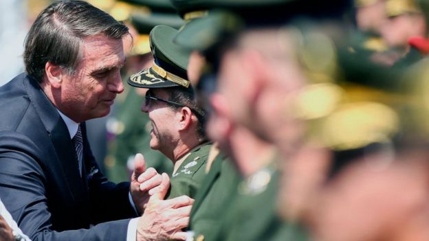 Jair Bolsonaro con miembros del ejército.