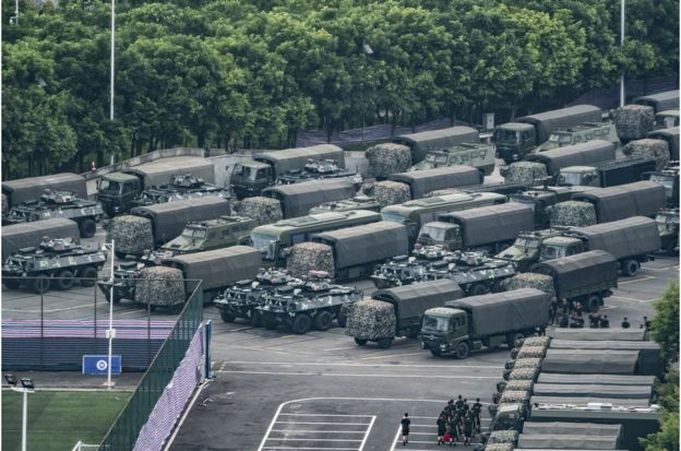 2019年8月16日，中国武警卡车和装甲运兵车停在深圳湾体育中心外。