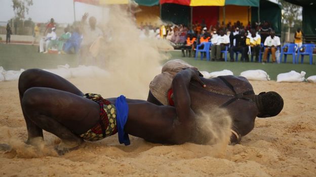 Un combat de lutte lors de la plus grande compétition de lutte du Sénégal.