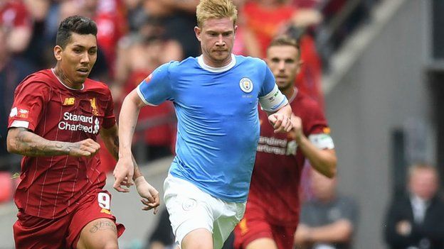 Kevin De Bruyne of Manchester City chased by Roberto Firmino of Liverpool