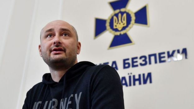 El periodista ruso Babchenko en la rueda de prensa en Ucrania donde reveló su asesinato fingido.