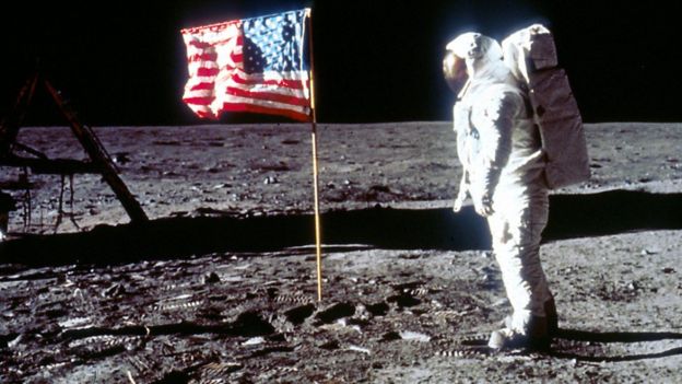 Astronauta sobre la Luna.