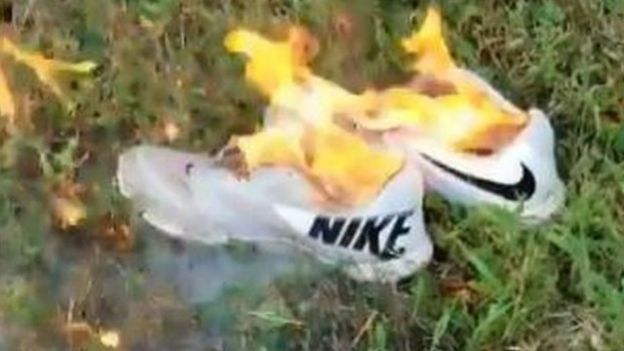 Zapatillas Nike quemándose.