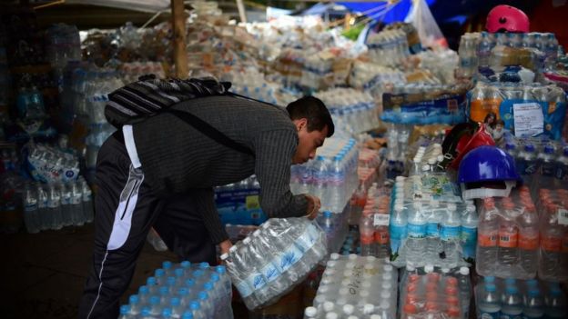 Hombre con botellas de agua.