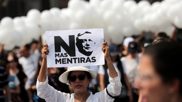 Mujer en protesta contra López Obrador.