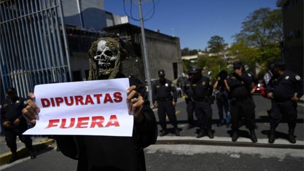Protesta contra diputados de El Salvador