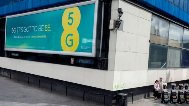Papan reklame EE untuk 5G di London