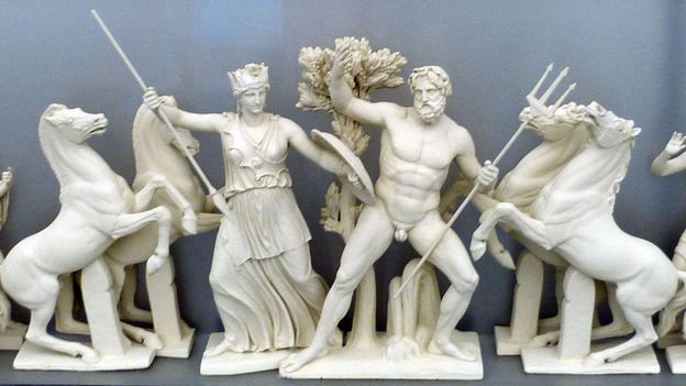 Atenea compitiendo con Poseidón por el honor de convertirse en patrón de la ciudad de Atenas, ella con su olivo y él con su tridente.