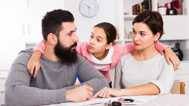 Hija con sus dos padres