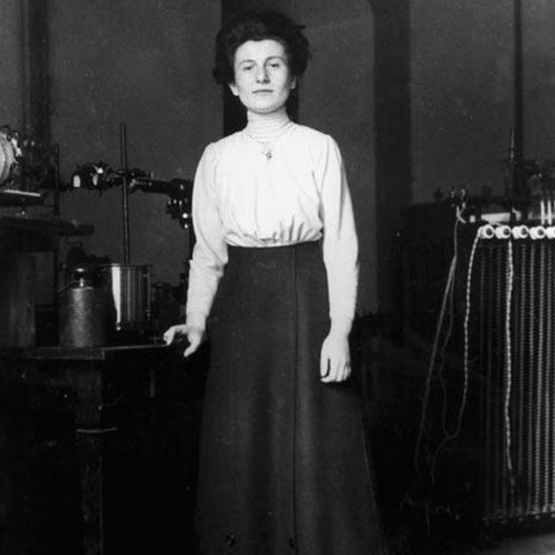 Hedwig Kohn, en su laboratorio en Alemania en 1912
