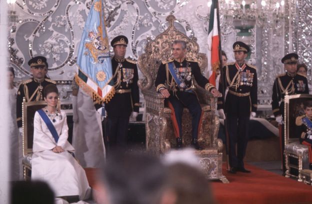 محمدرضا شاه پهلوی؛ شهبانو فرح، نخستین ملکه ایران است که تاج‌گذاری کرده است