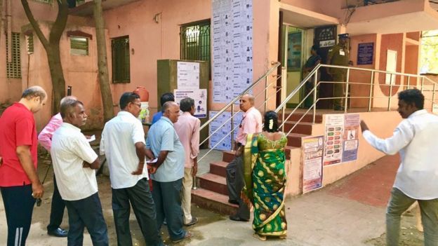 சென்னை பெரியமேட்டில் உள்ள வாக்குச்சாவடியில் வாக்களிக்க காத்திருக்கும் பொதுமக்கள்