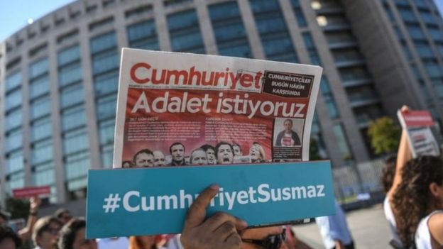 Cumhuriyet gazetesi davasında yargılanan sanıklara destek için İstanbul Çağlayan Adliyesi'ne gelenlerden bazıları