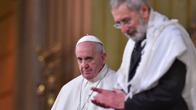 Pope Francis is welcomed by chief Rabbi Riccardo Di Segni (R) in Rome's main Synagogue