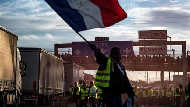 Масові протести "жовтих жилетів" у Франції почалися із незгоди з підняттям акцизів на пальне