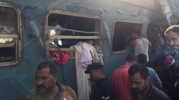 Peoplesearch for survivors at the scene following a train accident in Alexandria, Egypt, 11 August 2017
