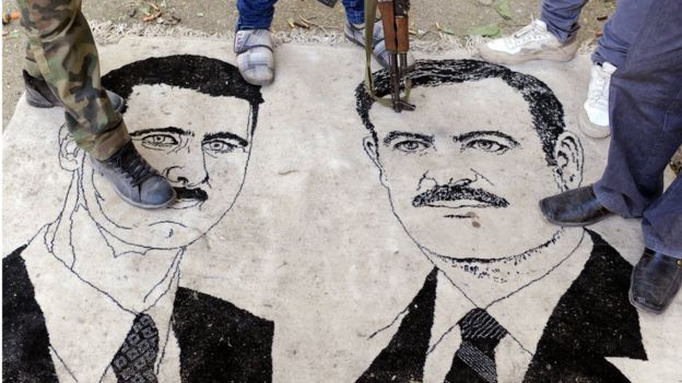 Rebeldes sirios pisan la imagen de los Asad en Ras-al-Ain en la frontera con Turquía.