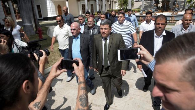 Luis Parra el lunes llega al Parlamento para una conferencia de prensa.