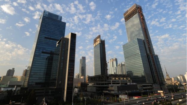 上海南京路商业区一带增加许多新开发的建筑项目。