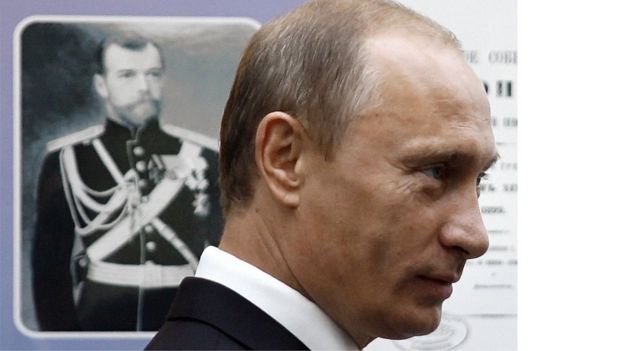 پوتین در برابر پرتره نیکولای دوم، واپسین تزار روسیه