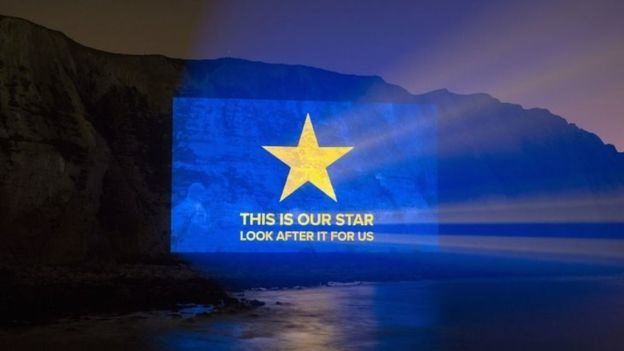 ডোভারের হোয়াইট ক্লিপসে ইউরোপ-পন্থী একটি দল একটি বার্তা তুলে ধরে