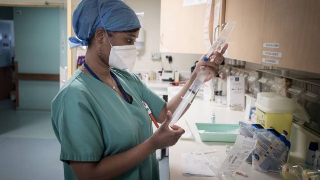 Una enfermera preparando equipo médico en una unidad de cuidados intensivos en Francia, en abril de 2020.