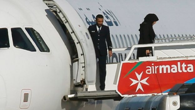تحرير النساء والأطفال ضمن ركاب الطائرة الليبية المختطفة