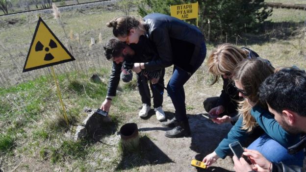 Turistas medem radiação perto da usina atômica de Chernobyl
