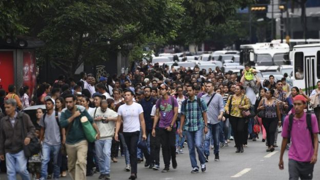 Personas en la calle de Caracas.