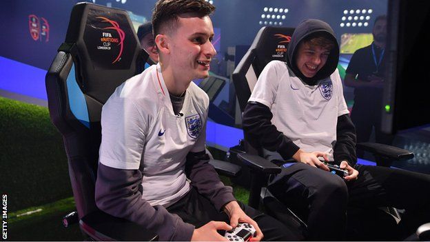 Leese and Donovan 'Tekkz' Hunt laugh whilst playing Fifa.